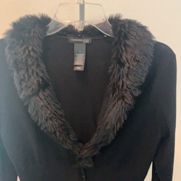 Black v neck fur collar (removable) - Picture 2 of 4